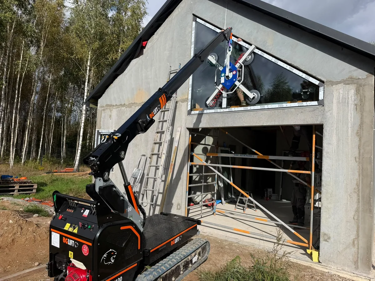 BG Lift M100 osadza przeszklenie w szczycie budynku