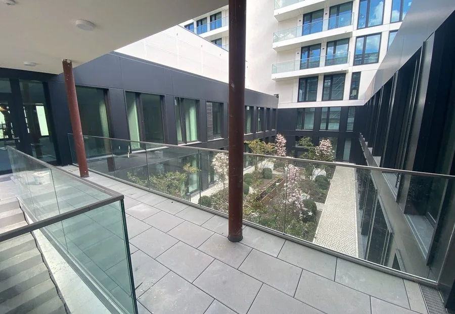 Szklane balustrady na galerii budynku w Berlinie