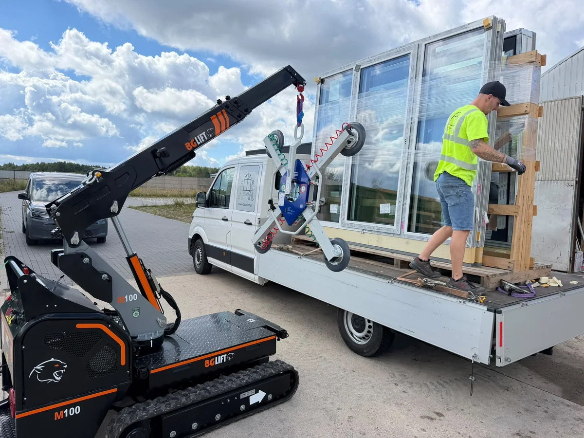 Rozładunek okien z samochodu żurawiem BG Lift M100
